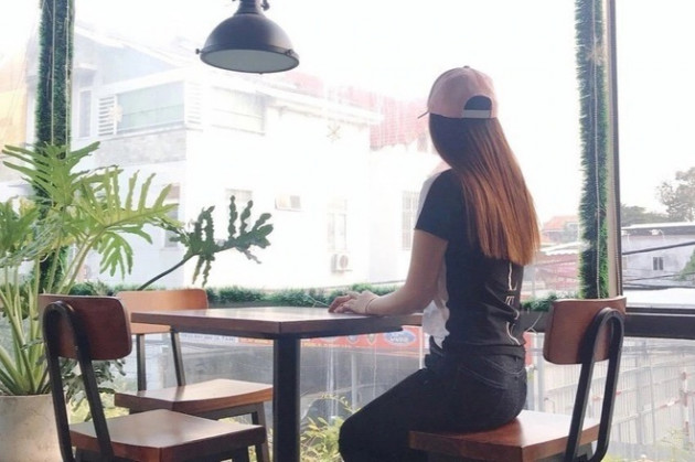 Cô gái bán vé máy bay khóc nghẹn vì 2 năm... 'toàn ăn với đuổi ruồi'