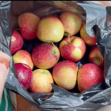 Cô gái mua 2 cân táo tưởng giá rẻ, không ngờ 1 cân ở Hàn Quốc hoàn toàn khác 1 cân ở Việt Namicon