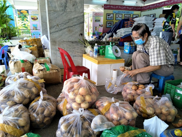 Cô giáo làm nhân viên chốt đơn, anh dân quân ship hàng tối ngày