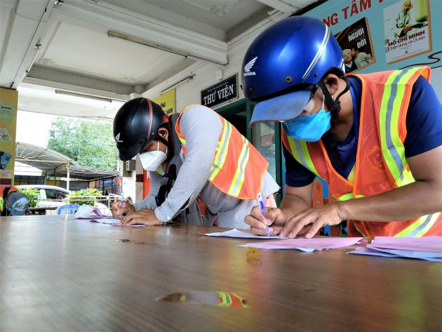 Cô giáo làm nhân viên chốt đơn, anh dân quân ship hàng tối ngày