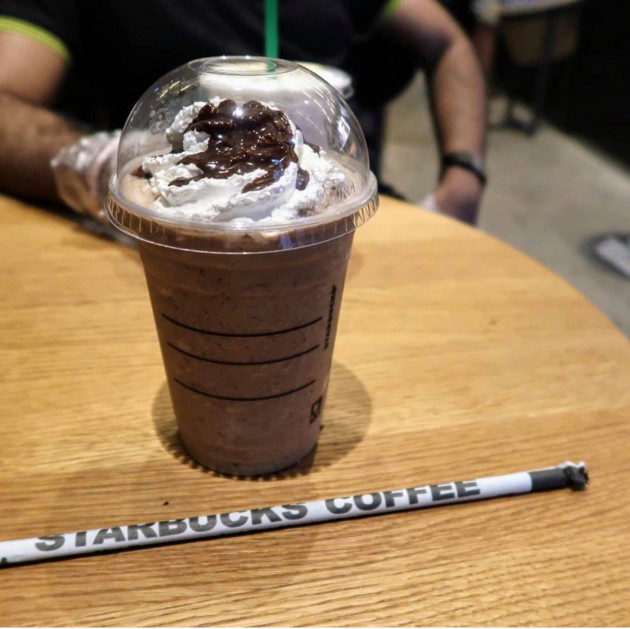 Cửa hàng Starbucks tại xứ siêu giàu gây bất ngờ với mái lá, tường nứt cũ kỹ như nhà đất Việt Nam - Ảnh 11.