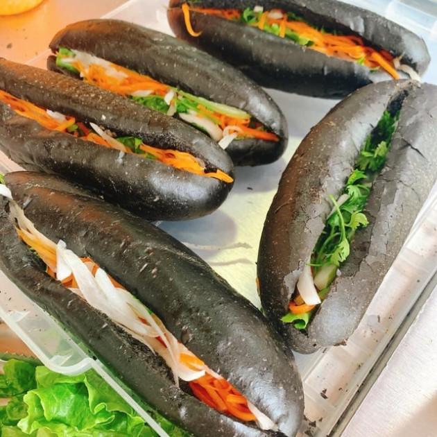 Dân mạng phát sốt với bánh mì 'bóng đêm' đen như than ở Quảng Ninh