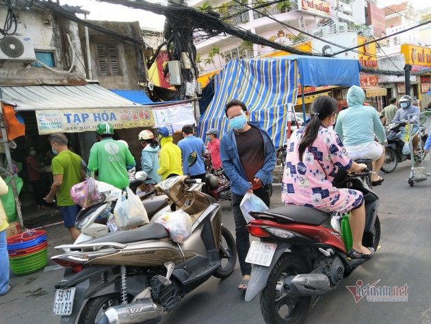 Dân vẫn đổ đi chợ, giao phường xã tổ chức cung ứng đủ nhu cầu