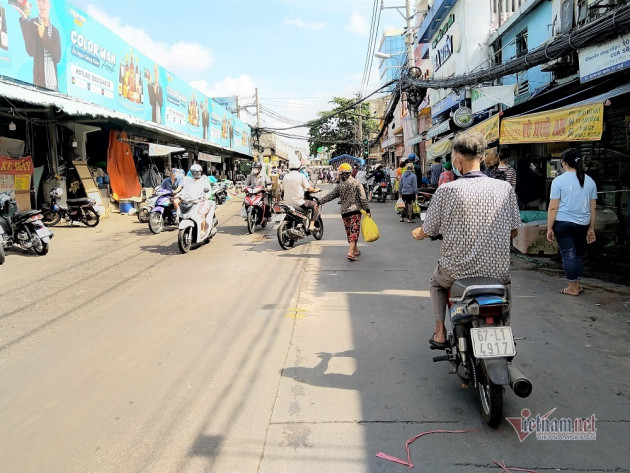 Dân vẫn đổ đi chợ, giao phường xã tổ chức cung ứng đủ nhu cầu