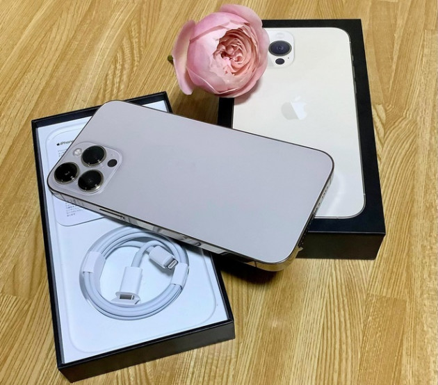 Đấng mày râu săn quà 'độc', không đụng hàng dịp 20/10 ở TP.HCM