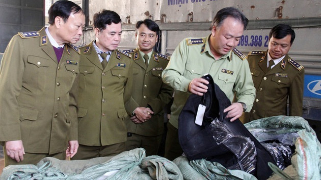 'Đánh úp' Ninh Hiệp: Ông chủ trốn biệt, bỏ lại chục tấn hàng hiệu rởm