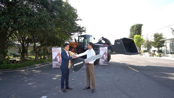 DCC bàn giao thành công thêm 1 lô máy xúc Doosan