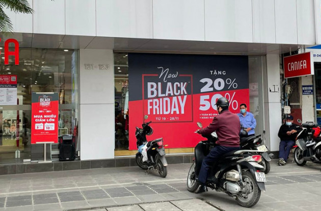 Đêm trước chính hội Black Friday, giảm giá 80% phố thời trang vẫn đìu hiu