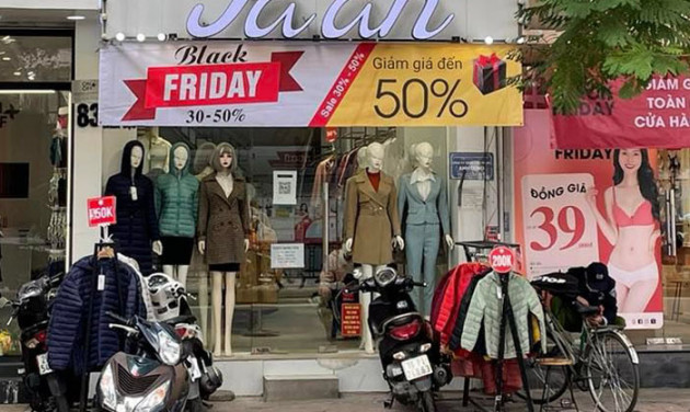 Đêm trước chính hội Black Friday, giảm giá 80% phố thời trang vẫn đìu hiu