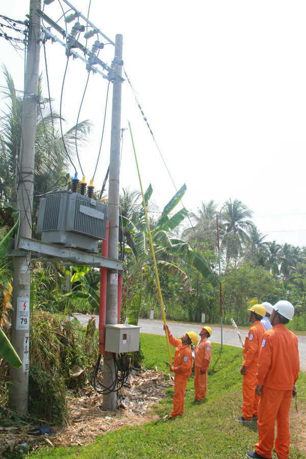 Điện lực miền Nam lập phương án tăng cường cấp điện chống hạn mặn