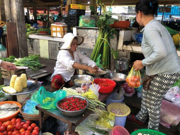 Điện thoại thay thế ví tiền, giải thoát cho bà bán rau, chị hàng cá