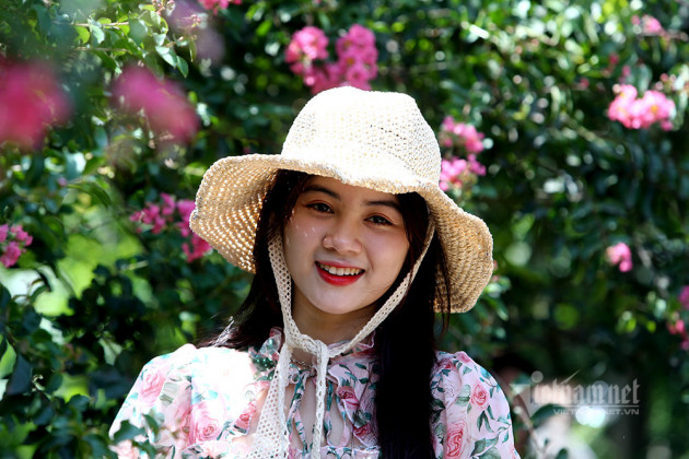 Đổ về chụp ảnh trên con đường hoa tường vi đẹp suốt 4 mùa ở Hà Nội