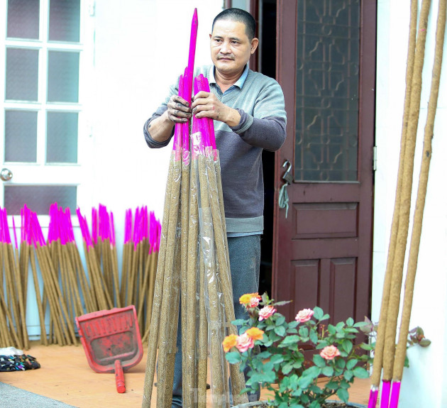 Độc đáo cây hương 'khổng lồ' ở Hải Dương thắp tết Nhâm Dần 2 ngày không hết