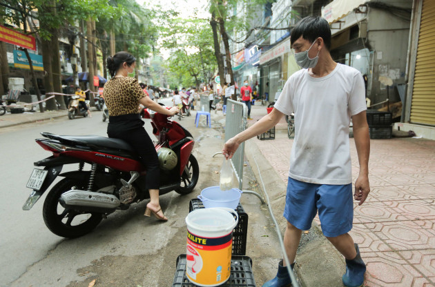 CLIP: Độc đáo kiểu buôn bán “Bỏ tiền vào xô, lấy đồ ở chậu” thời Covid-19 - Ảnh 11.