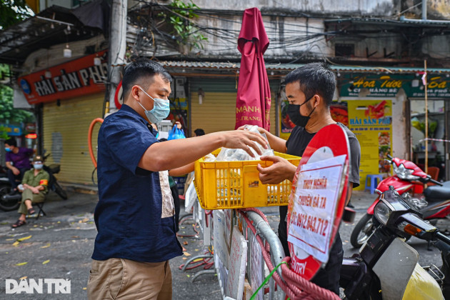 Độc lạ cách bán hàng mùa dịch chưa từng có tại khu chợ nhà giàu Hà Nội - 5