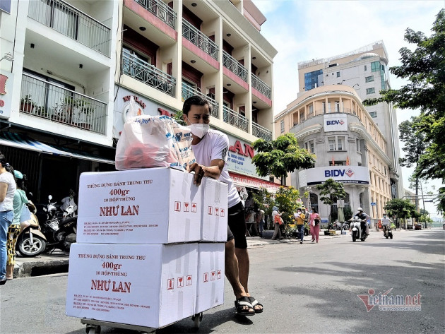 Đội nắng, chịu mưa, đứng xuyên trưa chờ mua bánh trung thu