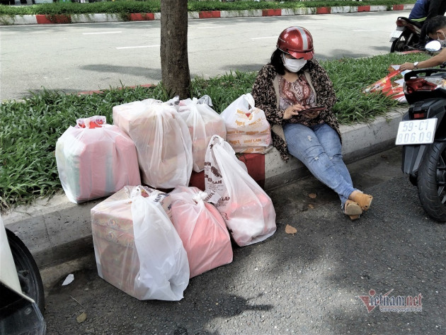 Đội nắng, chịu mưa, đứng xuyên trưa chờ mua bánh trung thu