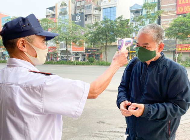 Đón Thần Tài sớm, đeo khẩu trang kín mít đi mua vàng cầu may