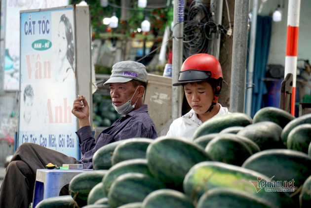 Dưa hấu 5 nghìn, thanh long 8 nghìn: Phơi nắng vỉa hè chờ giải cứu