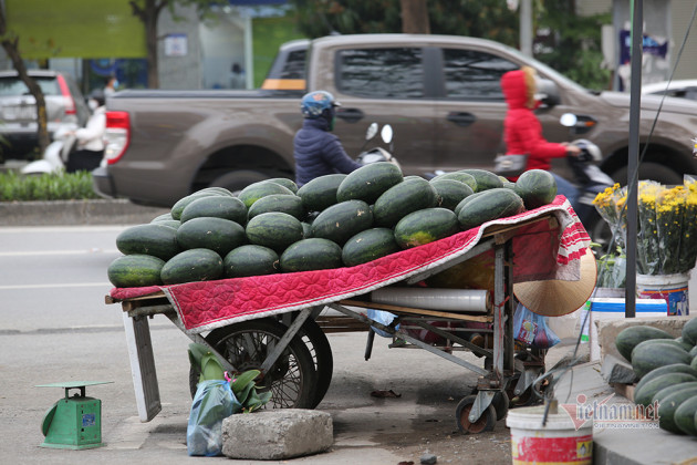 Hà Nội triền miên giải cứu: Những đống dưa hấu khắp vỉa hè