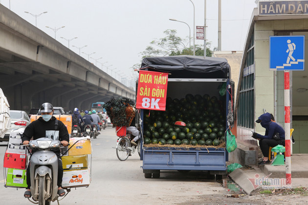 Hà Nội triền miên giải cứu: Những đống dưa hấu khắp vỉa hè