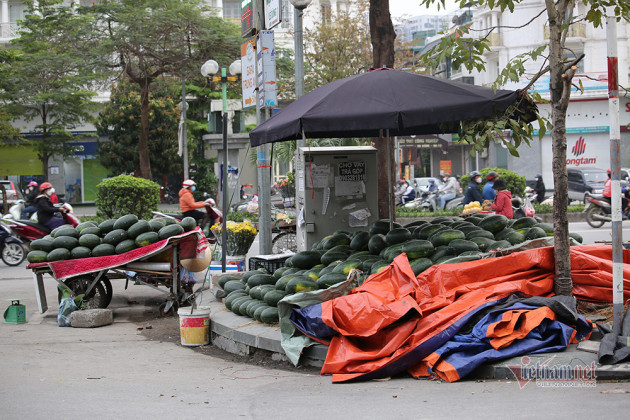 Hà Nội triền miên giải cứu: Những đống dưa hấu khắp vỉa hè