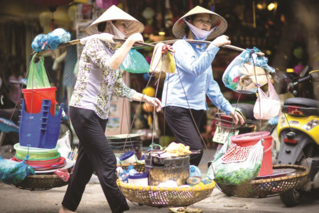 Đừng 'chém gió' tỷ USD, hãy nhìn gánh hàng rong, bà bán xôi trên vỉa hè