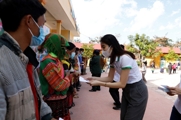 FE Credit mang ‘Xuân ấm’ đến bà con nghèo Điện Biên