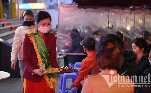 Gần nửa đêm lạnh tê tái, xếp hàng dài chờ mua vàng Thần tài cầu may