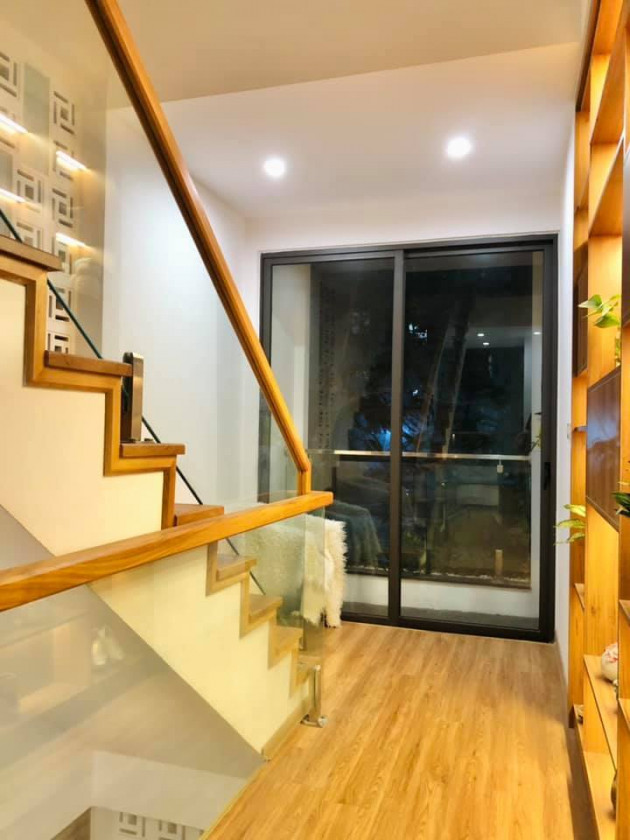 Gia đình tận hưởng khí tươi quanh năm nhờ xây hồ cá Koi, làm giếng trời trong nhà