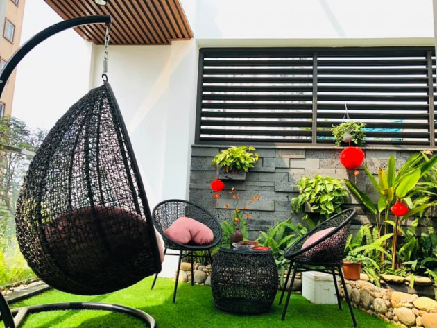 Gia đình tận hưởng khí tươi quanh năm nhờ xây hồ cá Koi, làm giếng trời trong nhà