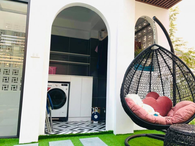 Gia đình tận hưởng khí tươi quanh năm nhờ xây hồ cá Koi, làm giếng trời trong nhà