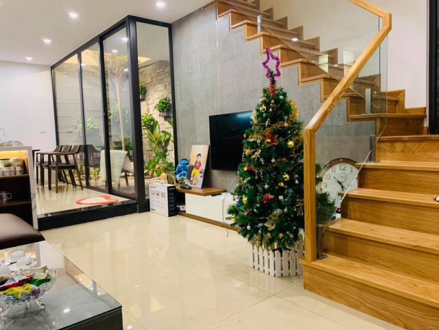 Gia đình tận hưởng khí tươi quanh năm nhờ xây hồ cá Koi, làm giếng trời trong nhà