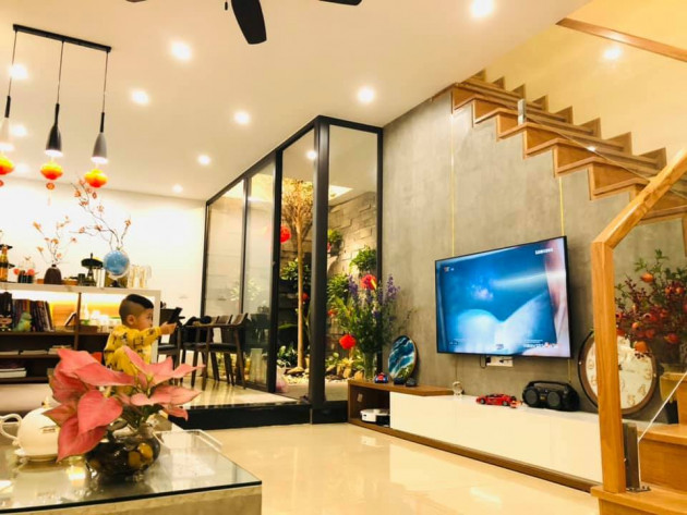 Gia đình tận hưởng khí tươi quanh năm nhờ xây hồ cá Koi, làm giếng trời trong nhà