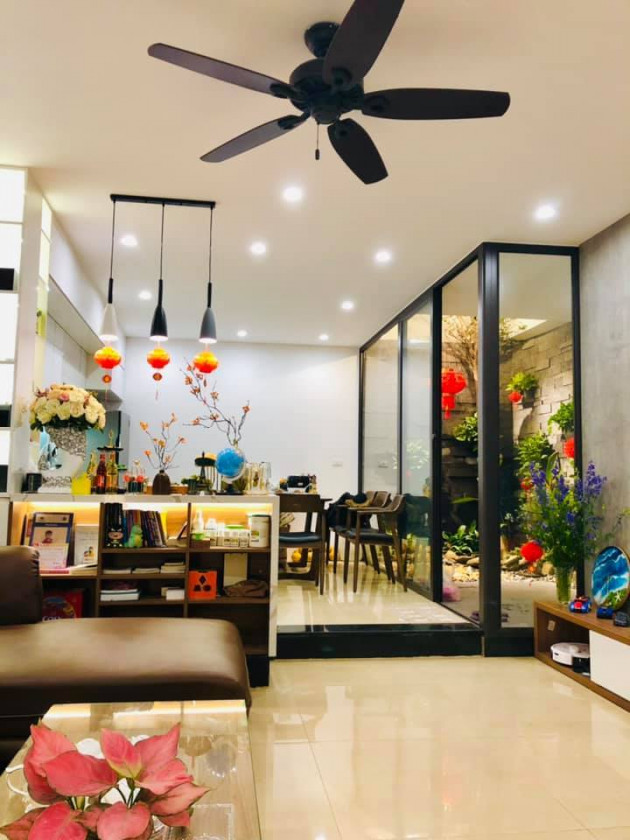 Gia đình tận hưởng khí tươi quanh năm nhờ xây hồ cá Koi, làm giếng trời trong nhà