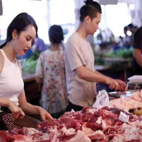 Giá thịt lợn bị 'thổi' lên gần 300.000 đồng/kg, người dân 'sợ', tiểu thương 'khóc ròng'icon