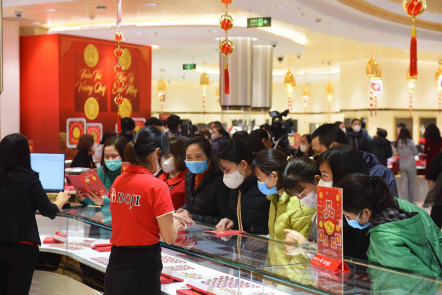 Giá vàng hôm nay 14/3: Khắp nơi lo lắng, vàng được đà tăngicon