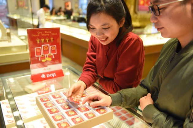 Giá vàng hôm nay 18/4: Nhu cầu giảm, giá đi xuốngicon