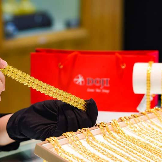 Giá vàng hôm nay 18/6: Bất ổn gia tăng, vàng tăng vọt