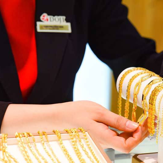 Giá vàng hôm nay 25/8: Áp lực lớn đè vàng chìm sâuicon