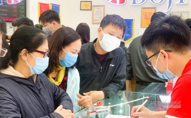 Giá vàng hôm nay 4/4: Tiền mặt quá nhiều, vàng lập tức tăng giá
