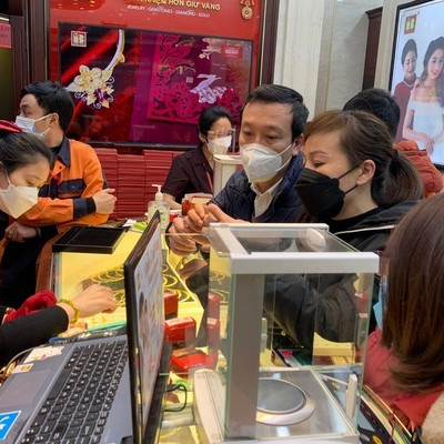 Giá vàng hôm nay 5/4: USD tăng vọt, vàng vẫn leo thangicon