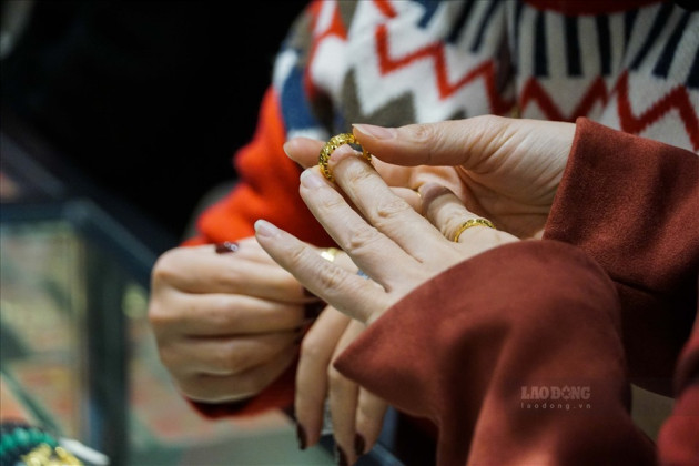 Giá vàng quá chênh lệch: Đơn vị kinh doanh đẩy rủi ro cho người mua vàng?