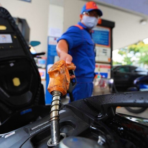 Giá xăng tăng lần thứ 3 liên tiếp, Tết đến chờ cú sốc mạnh