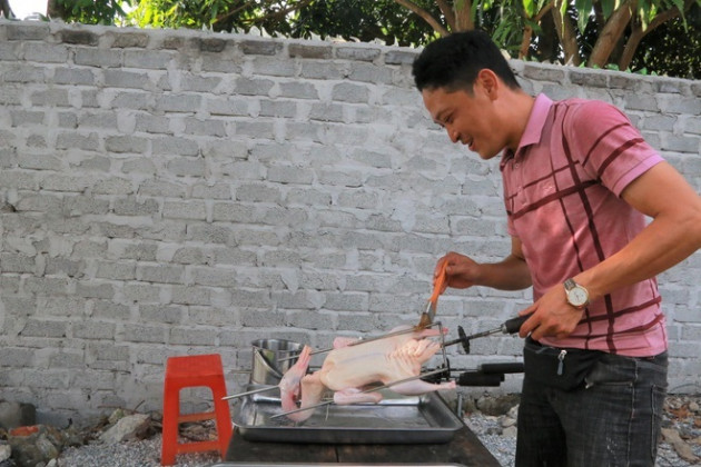 Giám đốc hoành tráng, thất nghiệp chuyển nghề bán vịt quay kiếm sống