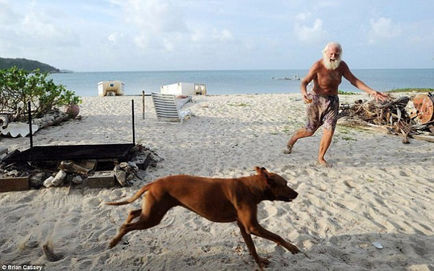 Giàu 'nứt đố đổ vách' rồi phá sản, 2 đại gia BĐS sống ở đảo hoang, chui gầm cầu