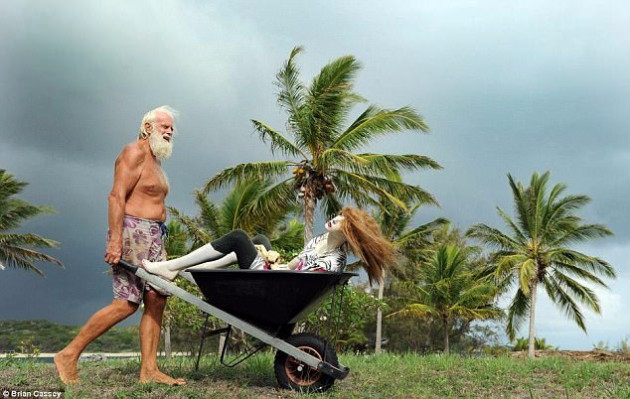 Giàu 'nứt đố đổ vách' rồi phá sản, 2 đại gia BĐS sống ở đảo hoang, chui gầm cầu