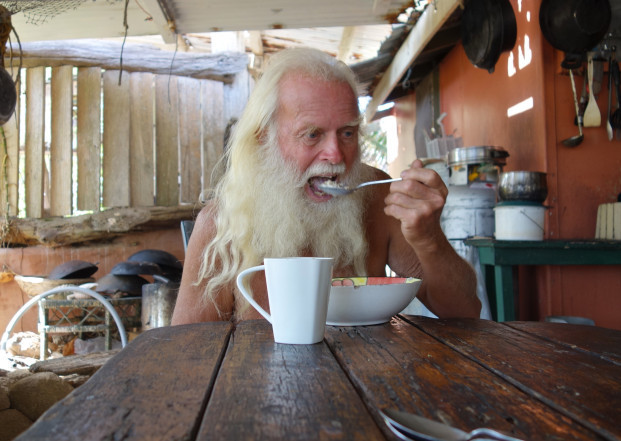 Giàu 'nứt đố đổ vách' rồi phá sản, 2 đại gia BĐS sống ở đảo hoang, chui gầm cầu