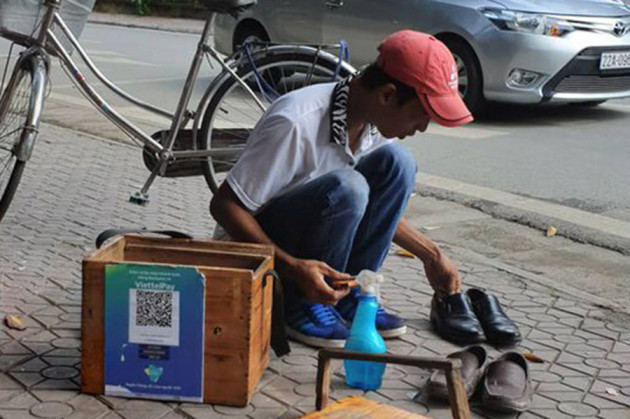 'Giơ mặt' ra đường, ăn xôi, đánh giày trong ví không 1 đồng tiền lẻ