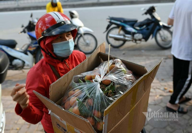 Giữa trưa nắng rát, người Hà Nội mua vải thiều ủng hộ Bắc Giang